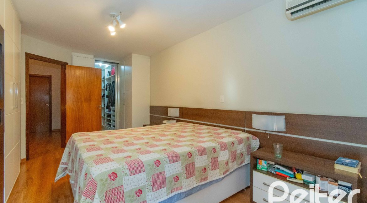 Casa à venda com 240m², 3 dormitórios, 1 suíte, 2 vagas, no bairro Tristeza em Porto Alegre