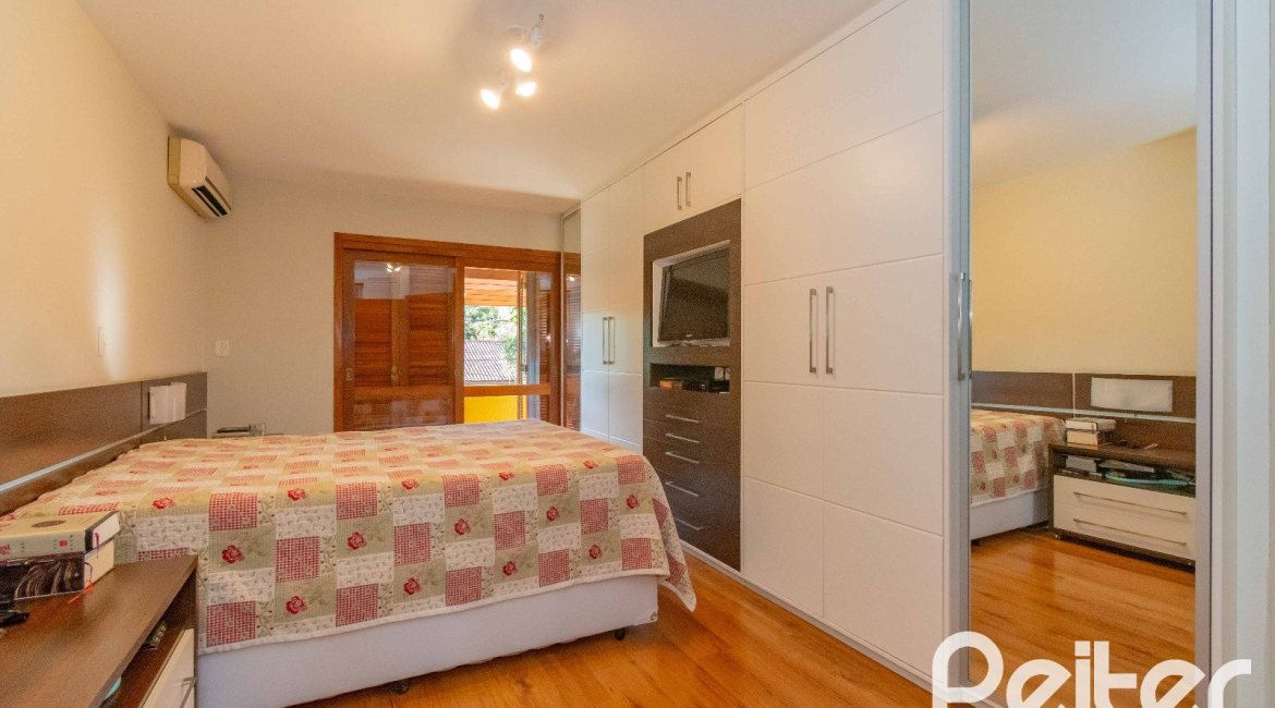 Casa à venda com 240m², 3 dormitórios, 1 suíte, 2 vagas, no bairro Tristeza em Porto Alegre