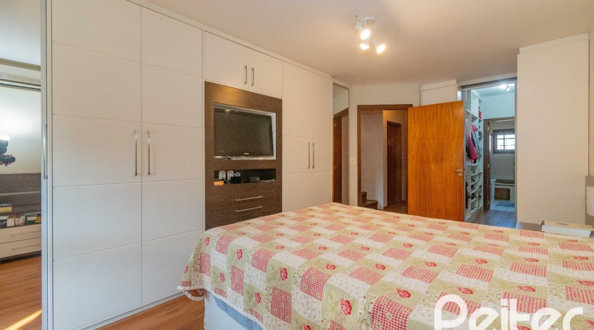 Casa à venda com 240m², 3 dormitórios, 1 suíte, 2 vagas, no bairro Tristeza em Porto Alegre