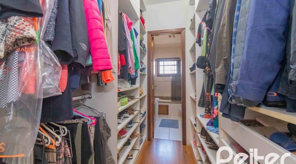 Casa à venda com 240m², 3 dormitórios, 1 suíte, 2 vagas, no bairro Tristeza em Porto Alegre