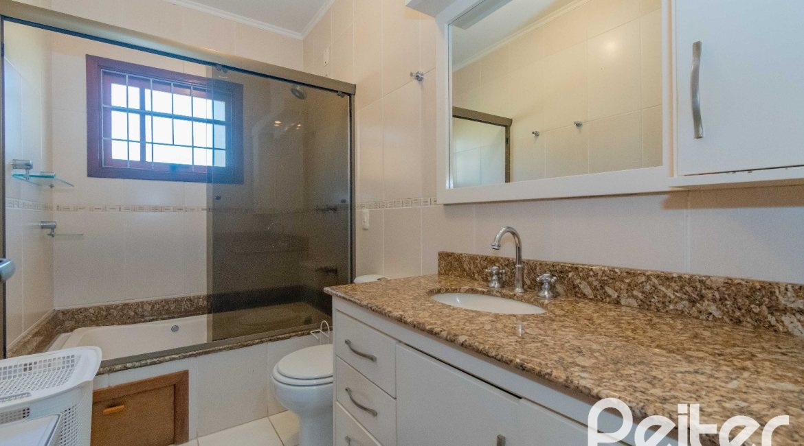 Casa à venda com 240m², 3 dormitórios, 1 suíte, 2 vagas, no bairro Tristeza em Porto Alegre