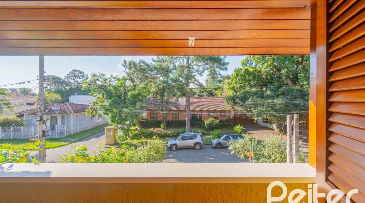 Casa à venda com 240m², 3 dormitórios, 1 suíte, 2 vagas, no bairro Tristeza em Porto Alegre