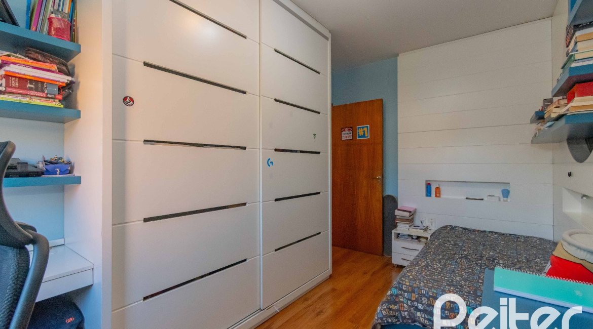 Casa à venda com 240m², 3 dormitórios, 1 suíte, 2 vagas, no bairro Tristeza em Porto Alegre