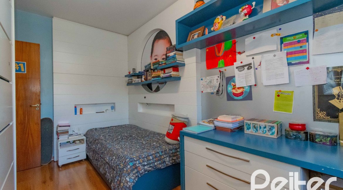 Casa à venda com 240m², 3 dormitórios, 1 suíte, 2 vagas, no bairro Tristeza em Porto Alegre