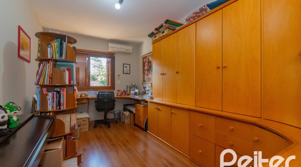 Casa à venda com 240m², 3 dormitórios, 1 suíte, 2 vagas, no bairro Tristeza em Porto Alegre