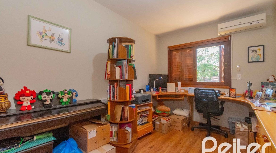 Casa à venda com 240m², 3 dormitórios, 1 suíte, 2 vagas, no bairro Tristeza em Porto Alegre