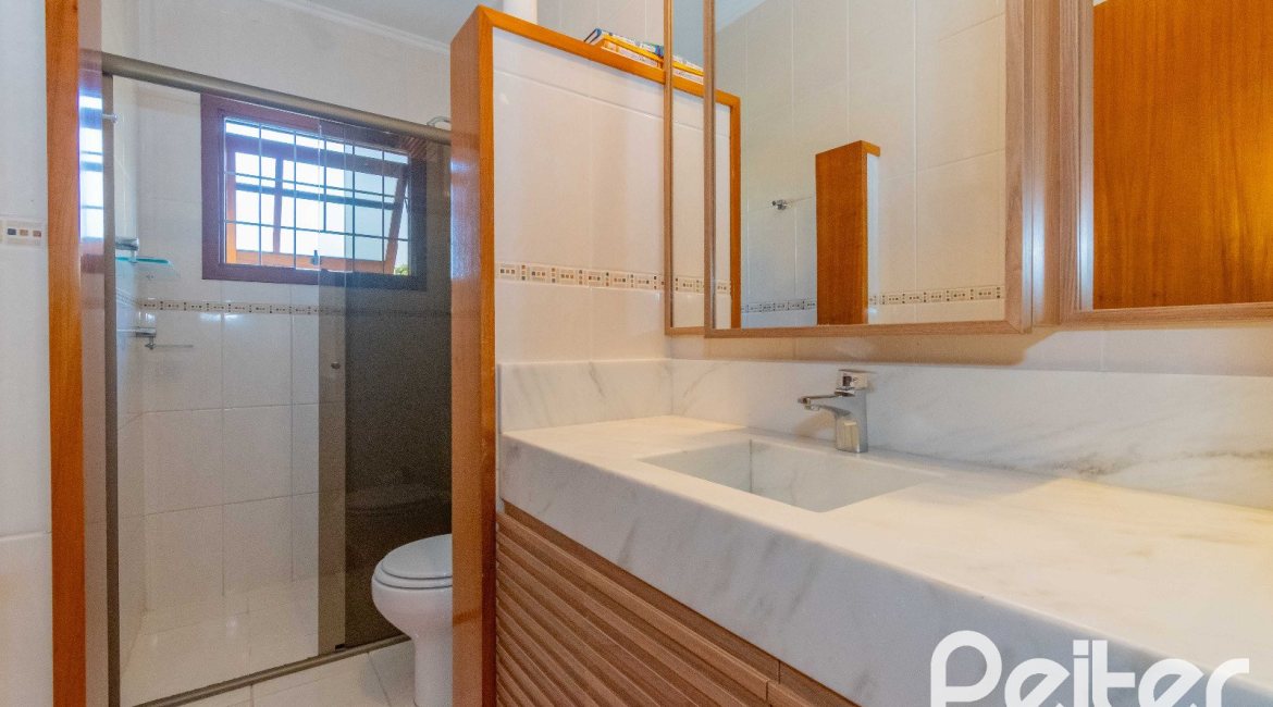 Casa à venda com 240m², 3 dormitórios, 1 suíte, 2 vagas, no bairro Tristeza em Porto Alegre