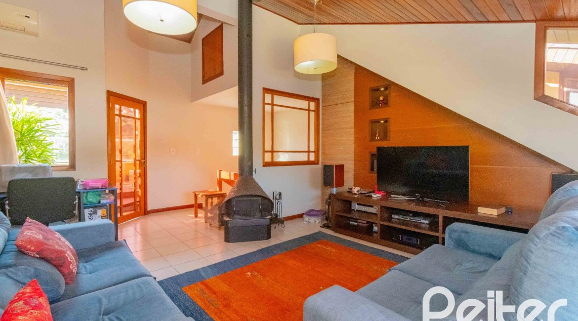 Casa à venda com 240m², 3 dormitórios, 1 suíte, 2 vagas, no bairro Tristeza em Porto Alegre