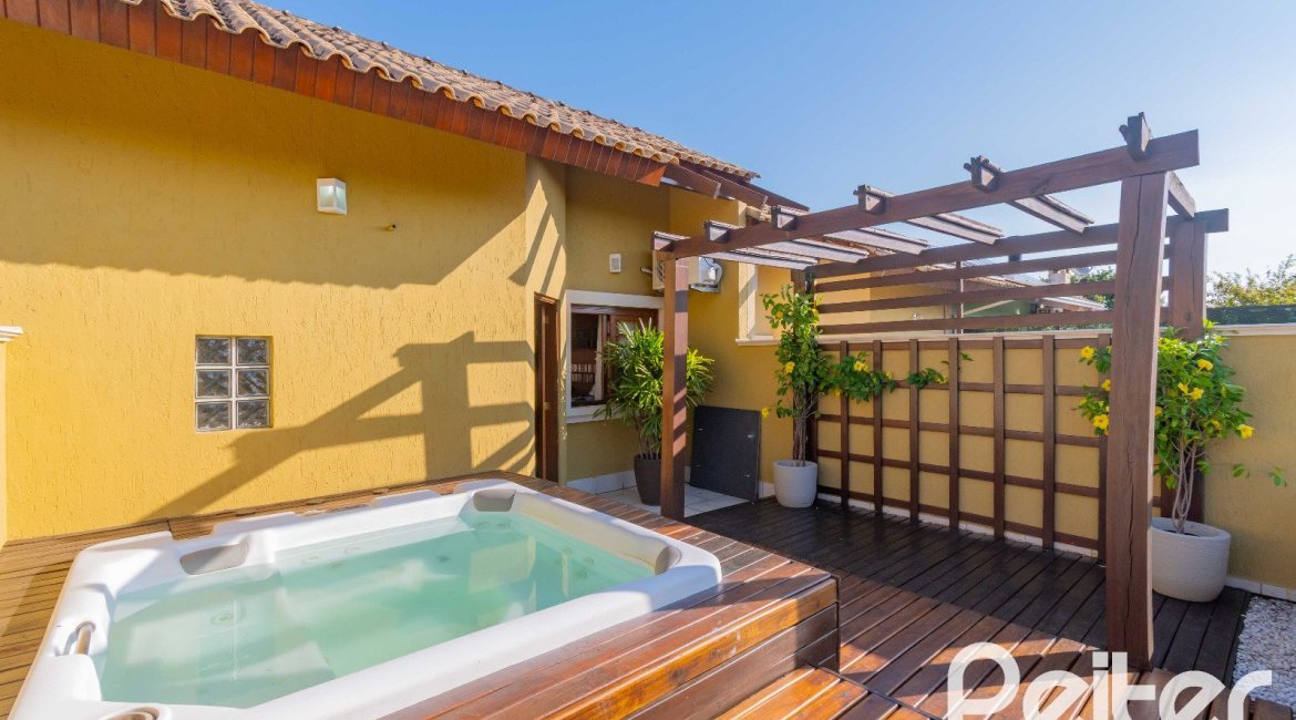 Casa à venda com 240m², 3 dormitórios, 1 suíte, 2 vagas, no bairro Tristeza em Porto Alegre