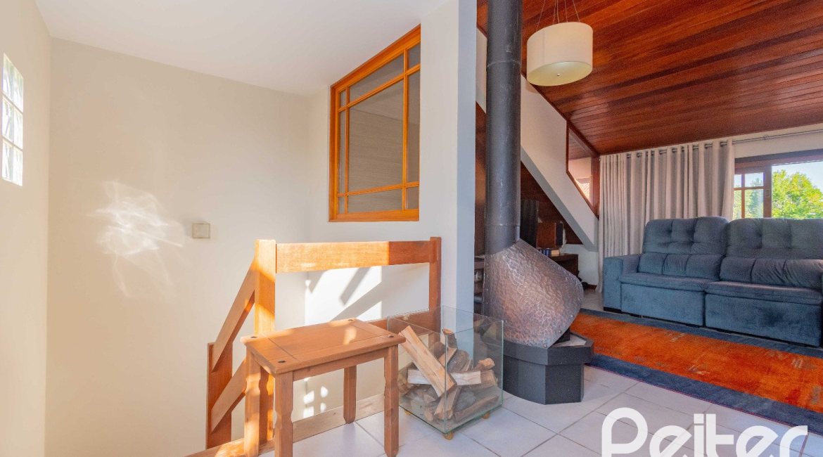 Casa à venda com 240m², 3 dormitórios, 1 suíte, 2 vagas, no bairro Tristeza em Porto Alegre