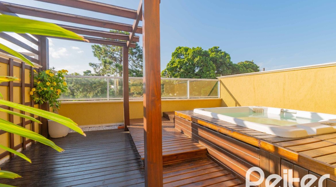 Casa à venda com 240m², 3 dormitórios, 1 suíte, 2 vagas, no bairro Tristeza em Porto Alegre