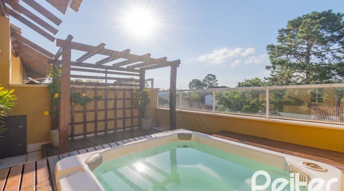 Casa à venda com 240m², 3 dormitórios, 1 suíte, 2 vagas, no bairro Tristeza em Porto Alegre