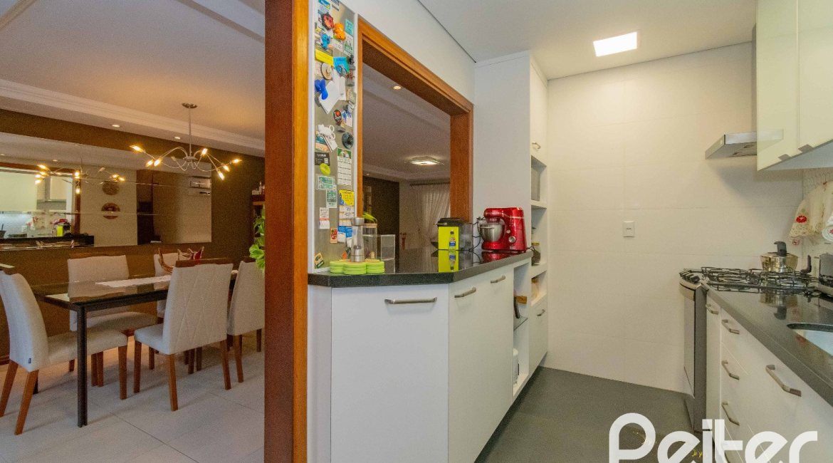 Casa à venda com 240m², 3 dormitórios, 1 suíte, 2 vagas, no bairro Tristeza em Porto Alegre