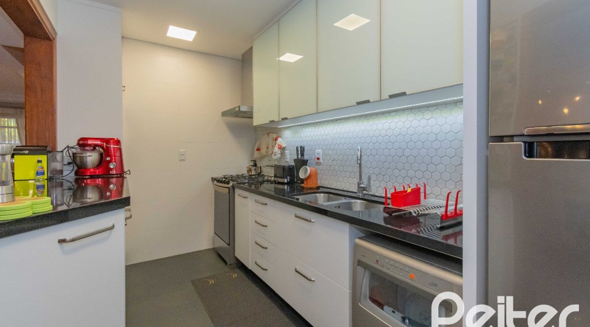 Casa à venda com 240m², 3 dormitórios, 1 suíte, 2 vagas, no bairro Tristeza em Porto Alegre