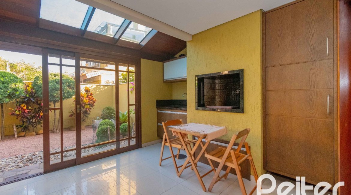 Casa à venda com 240m², 3 dormitórios, 1 suíte, 2 vagas, no bairro Tristeza em Porto Alegre