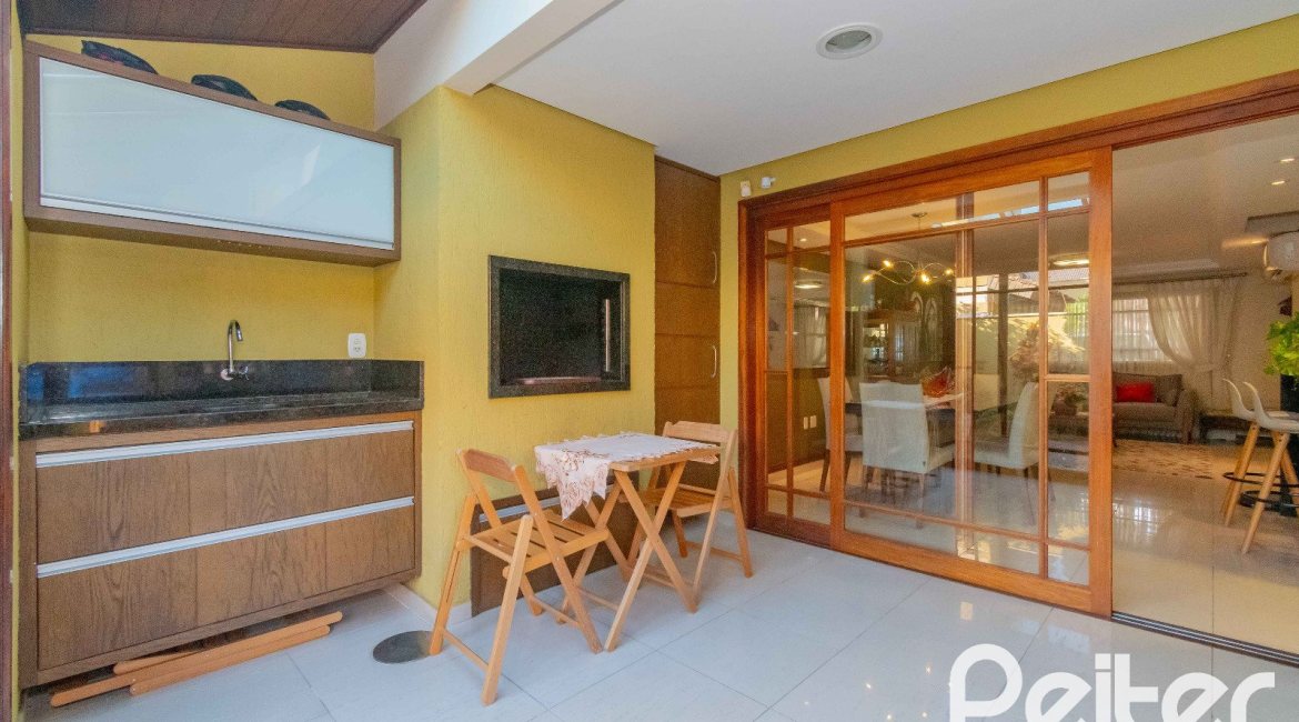 Casa à venda com 240m², 3 dormitórios, 1 suíte, 2 vagas, no bairro Tristeza em Porto Alegre