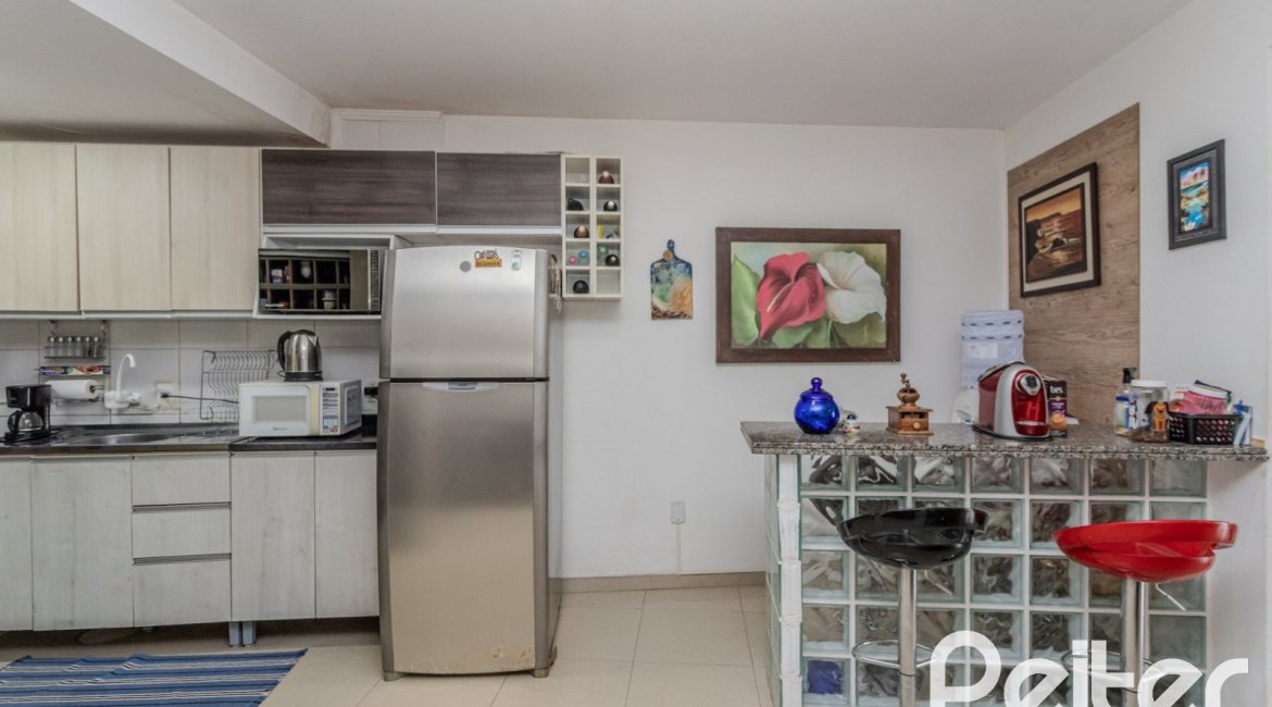 Casa à venda com 212m², 3 dormitórios, 1 suíte, 2 vagas, no bairro Ipanema em Porto Alegre