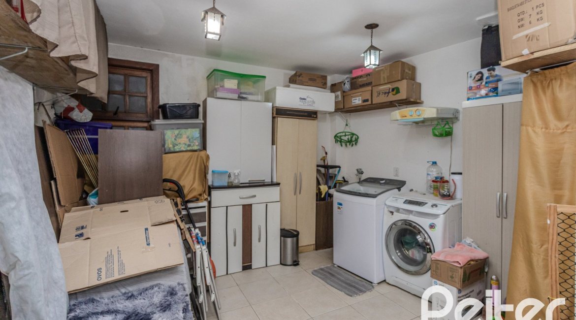 Casa à venda com 212m², 3 dormitórios, 1 suíte, 2 vagas, no bairro Ipanema em Porto Alegre