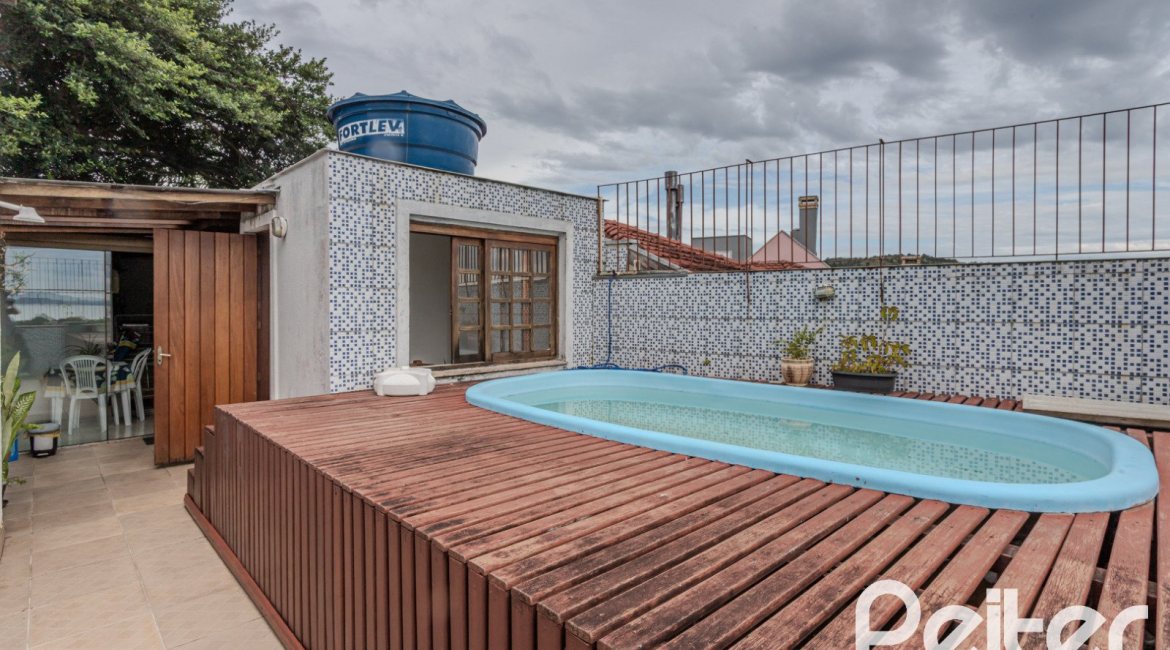 Casa à venda com 212m², 3 dormitórios, 1 suíte, 2 vagas, no bairro Ipanema em Porto Alegre