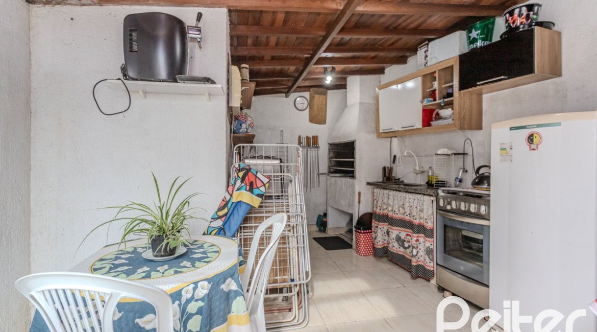 Casa à venda com 212m², 3 dormitórios, 1 suíte, 2 vagas, no bairro Ipanema em Porto Alegre