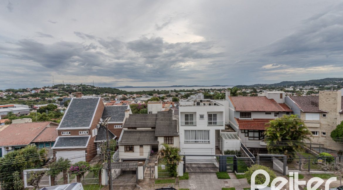 Casa à venda com 212m², 3 dormitórios, 1 suíte, 2 vagas, no bairro Ipanema em Porto Alegre