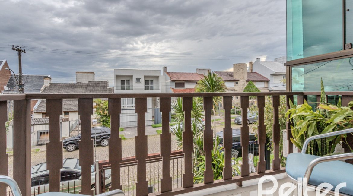 Casa à venda com 212m², 3 dormitórios, 1 suíte, 2 vagas, no bairro Ipanema em Porto Alegre