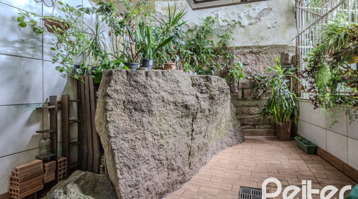 Casa à venda com 212m², 3 dormitórios, 1 suíte, 2 vagas, no bairro Ipanema em Porto Alegre