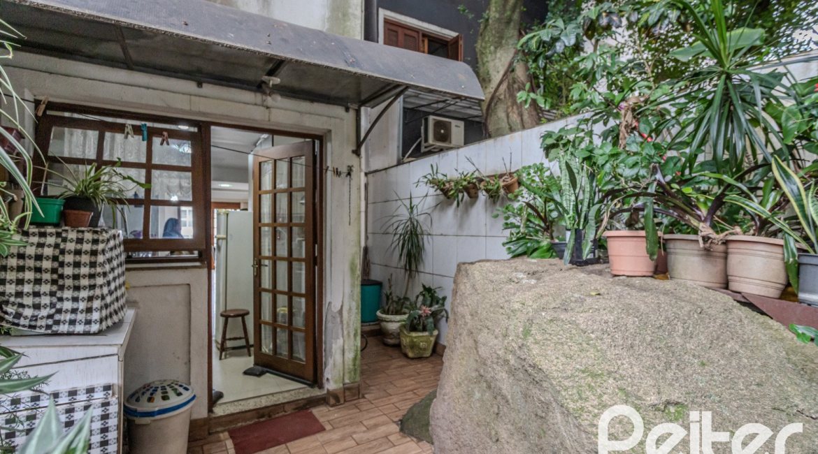 Casa à venda com 212m², 3 dormitórios, 1 suíte, 2 vagas, no bairro Ipanema em Porto Alegre