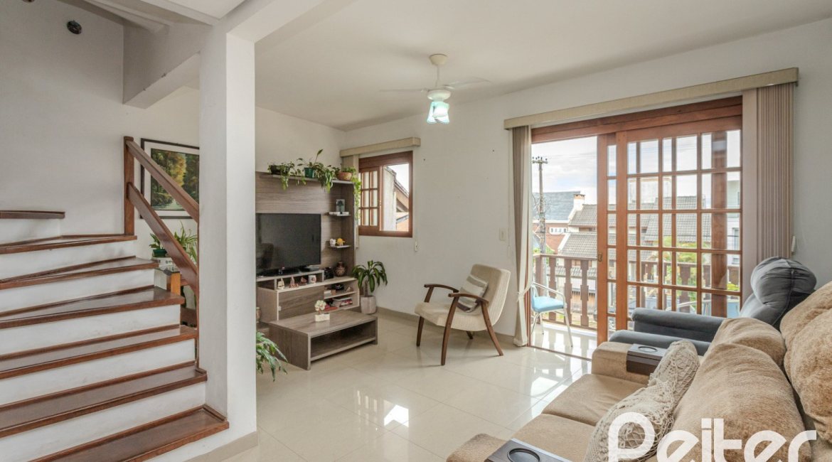 Casa à venda com 212m², 3 dormitórios, 1 suíte, 2 vagas, no bairro Ipanema em Porto Alegre