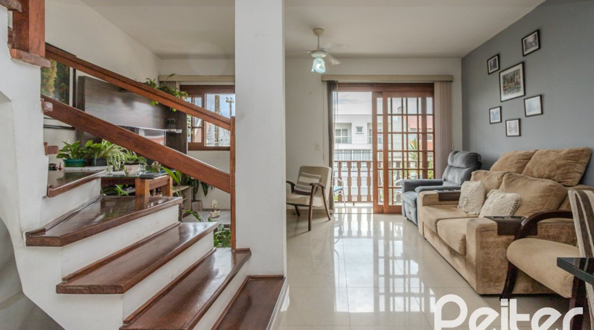 Casa à venda com 212m², 3 dormitórios, 1 suíte, 2 vagas, no bairro Ipanema em Porto Alegre