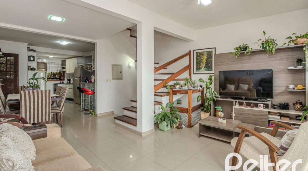 Casa à venda com 212m², 3 dormitórios, 1 suíte, 2 vagas, no bairro Ipanema em Porto Alegre