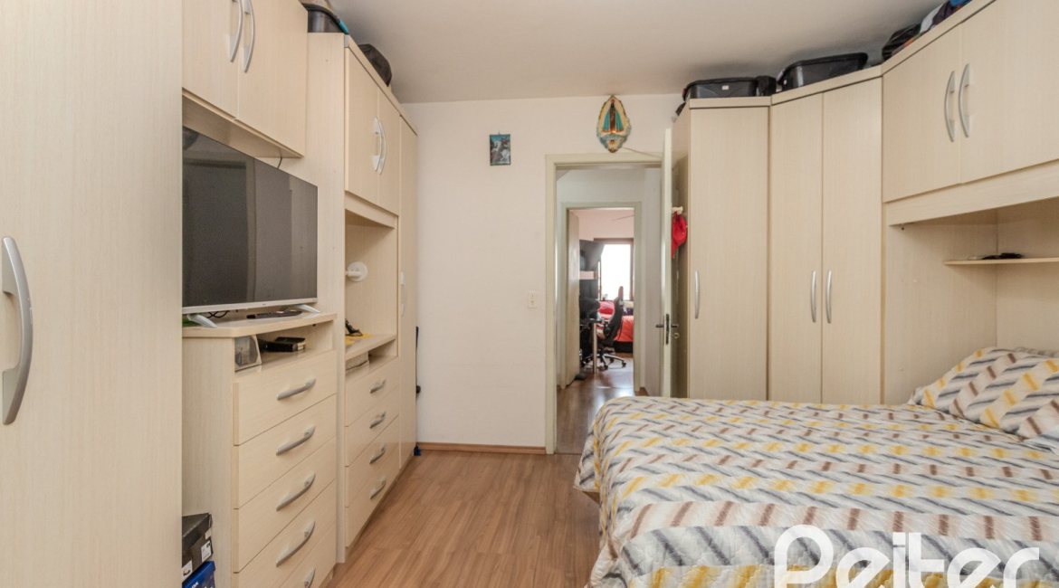 Casa à venda com 212m², 3 dormitórios, 1 suíte, 2 vagas, no bairro Ipanema em Porto Alegre