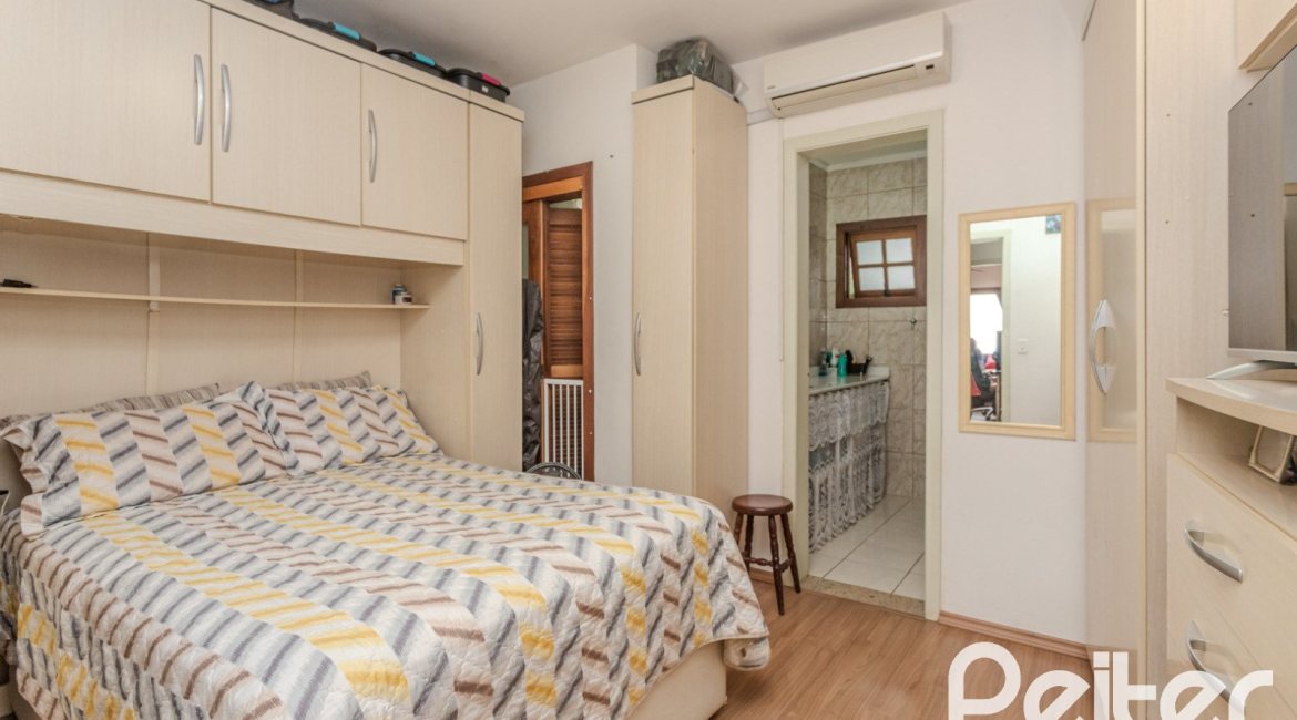 Casa à venda com 212m², 3 dormitórios, 1 suíte, 2 vagas, no bairro Ipanema em Porto Alegre