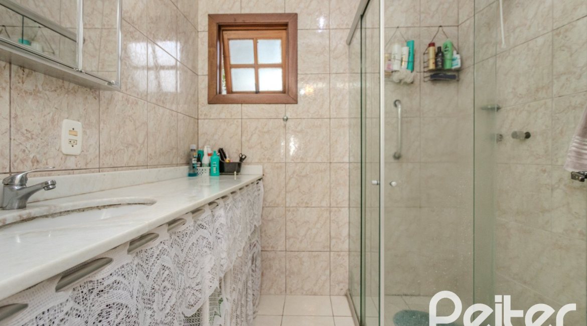 Casa à venda com 212m², 3 dormitórios, 1 suíte, 2 vagas, no bairro Ipanema em Porto Alegre