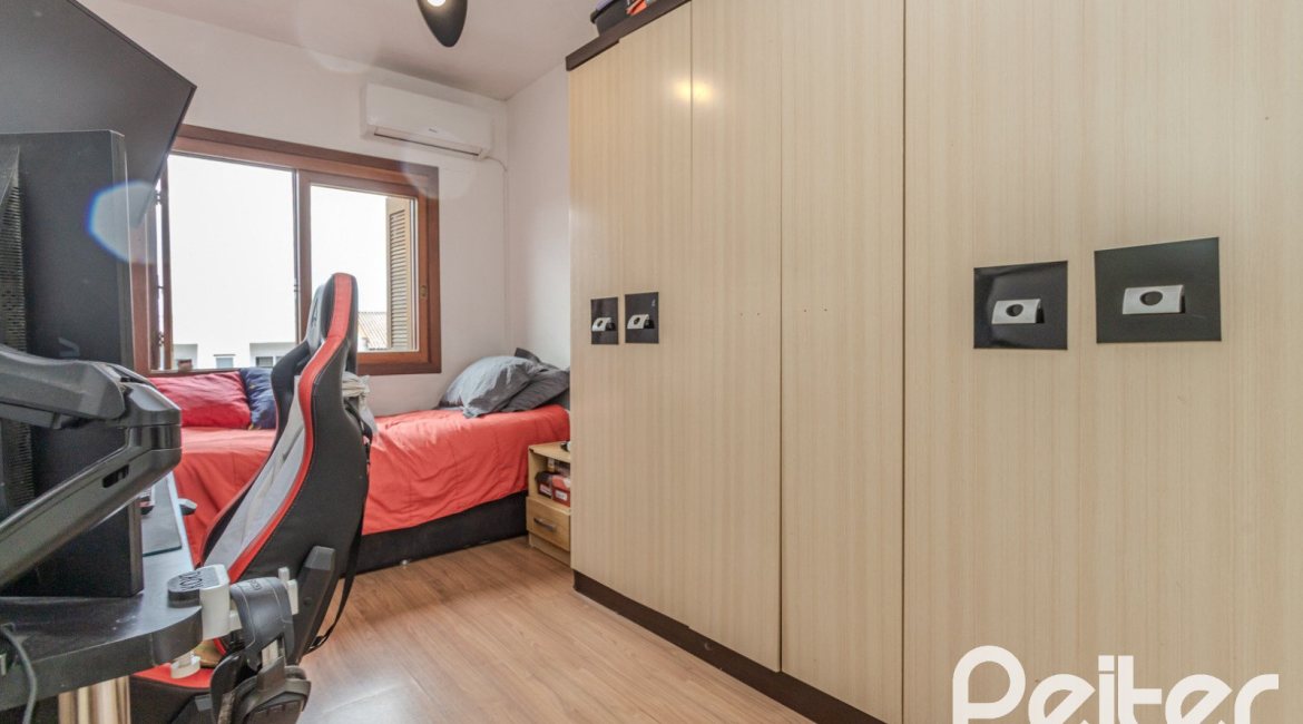 Casa à venda com 212m², 3 dormitórios, 1 suíte, 2 vagas, no bairro Ipanema em Porto Alegre