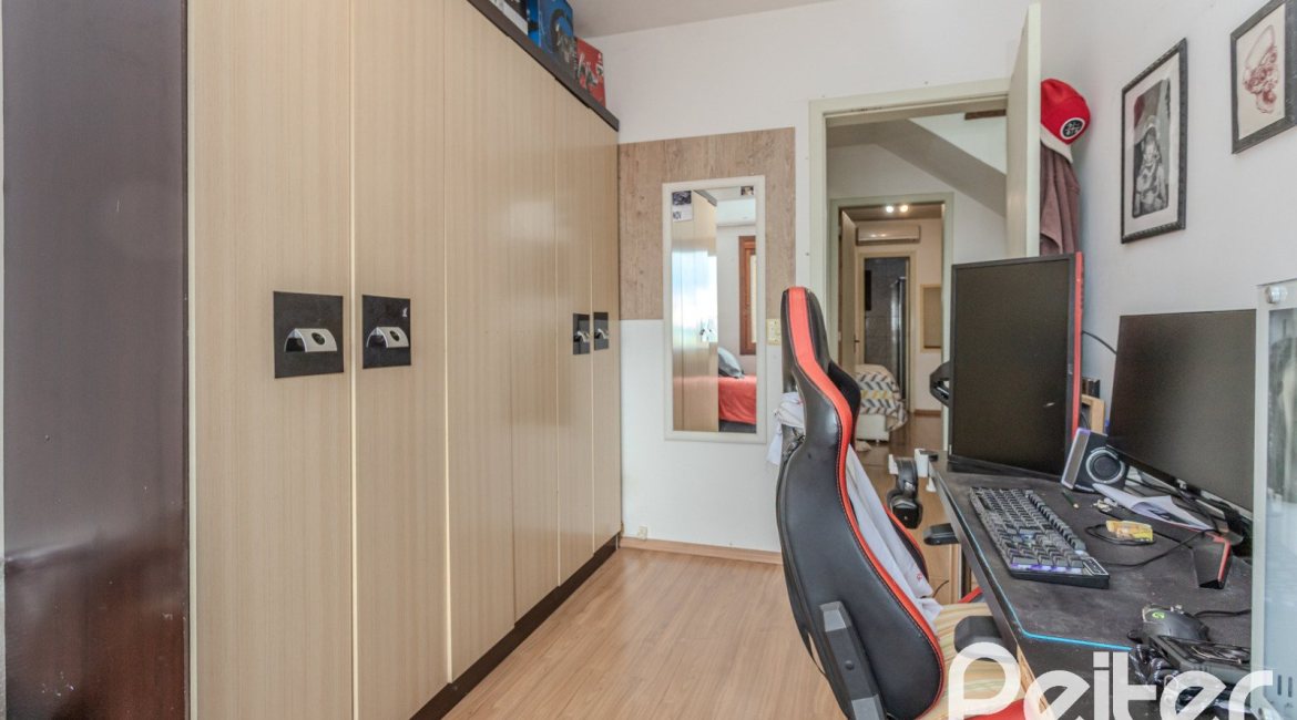 Casa à venda com 212m², 3 dormitórios, 1 suíte, 2 vagas, no bairro Ipanema em Porto Alegre