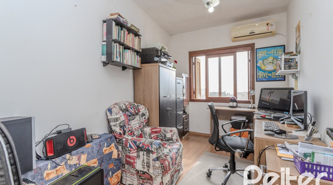 Casa à venda com 212m², 3 dormitórios, 1 suíte, 2 vagas, no bairro Ipanema em Porto Alegre