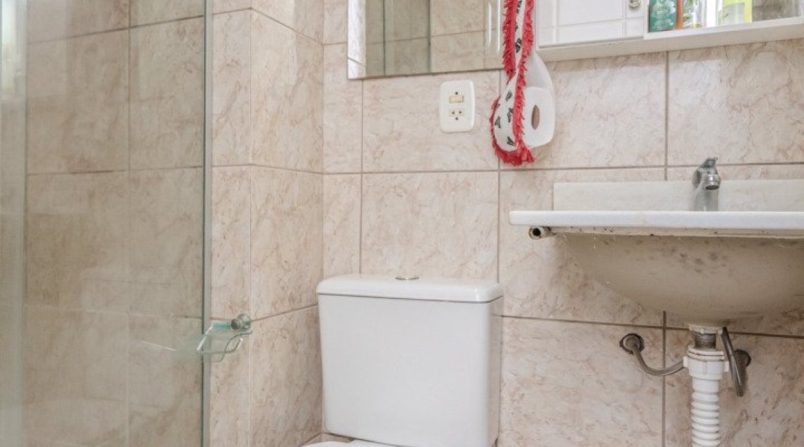 Casa à venda com 212m², 3 dormitórios, 1 suíte, 2 vagas, no bairro Ipanema em Porto Alegre