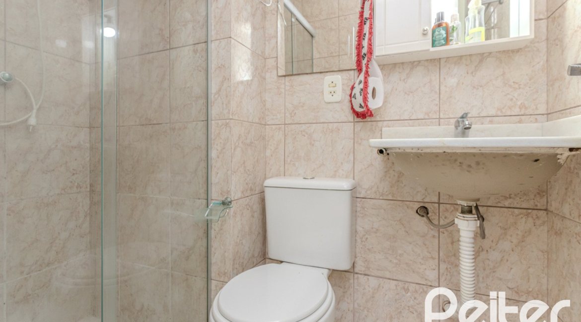 Casa à venda com 212m², 3 dormitórios, 1 suíte, 2 vagas, no bairro Ipanema em Porto Alegre