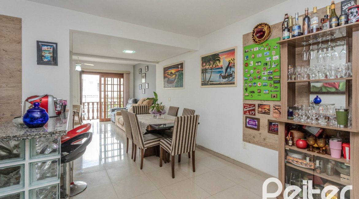 Casa à venda com 212m², 3 dormitórios, 1 suíte, 2 vagas, no bairro Ipanema em Porto Alegre