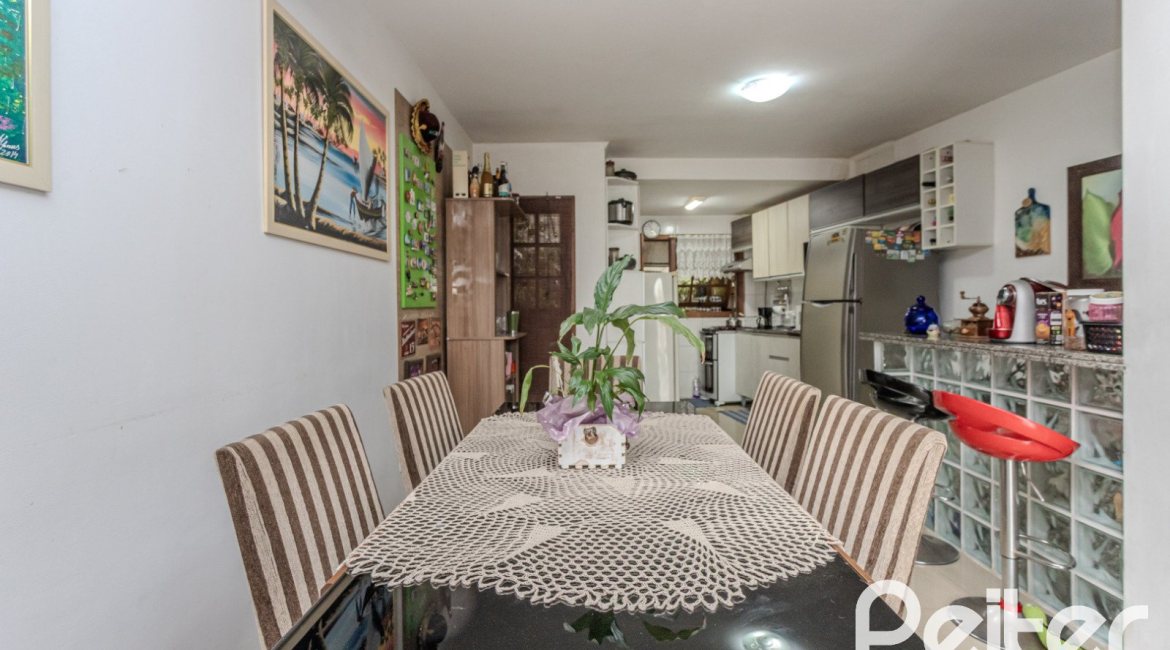 Casa à venda com 212m², 3 dormitórios, 1 suíte, 2 vagas, no bairro Ipanema em Porto Alegre