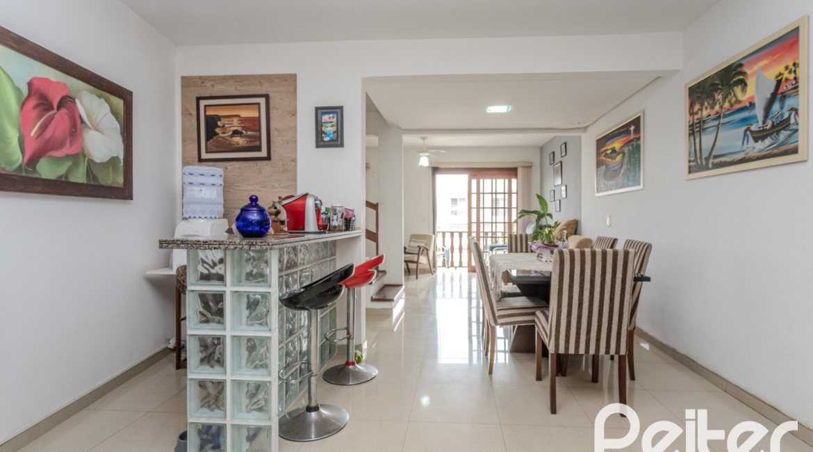 Casa à venda com 212m², 3 dormitórios, 1 suíte, 2 vagas, no bairro Ipanema em Porto Alegre