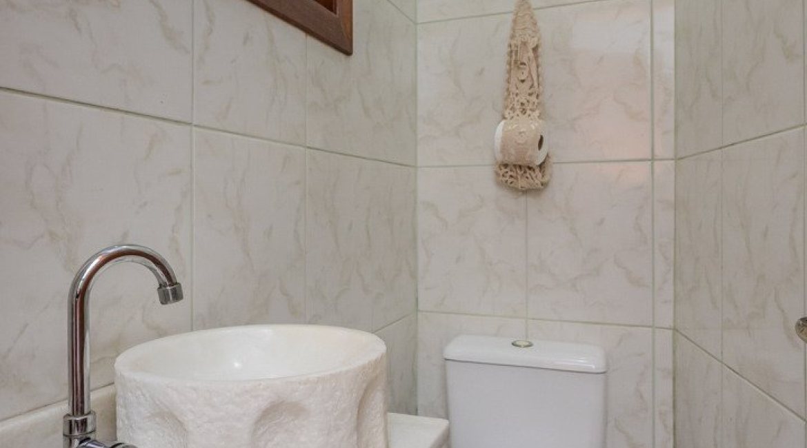 Casa à venda com 212m², 3 dormitórios, 1 suíte, 2 vagas, no bairro Ipanema em Porto Alegre