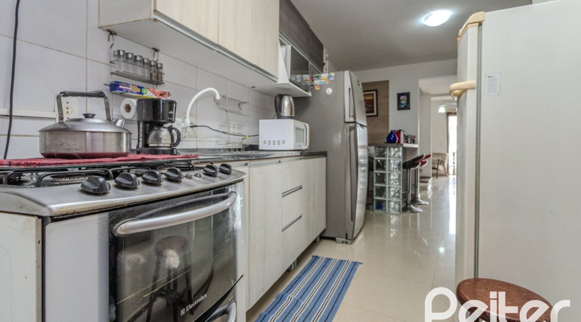 Casa à venda com 212m², 3 dormitórios, 1 suíte, 2 vagas, no bairro Ipanema em Porto Alegre