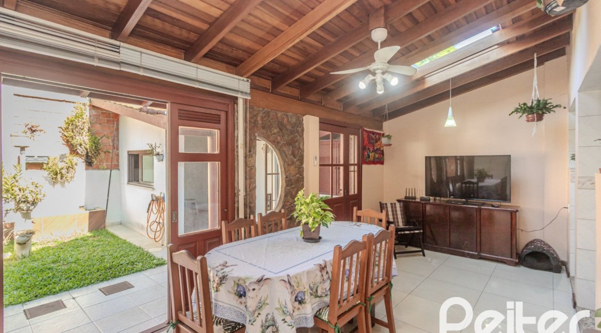 Casa em Condomínio à venda com 175m², 3 dormitórios, 1 suíte, 2 vagas, no bairro Ipanema em PORTO ALEGRE