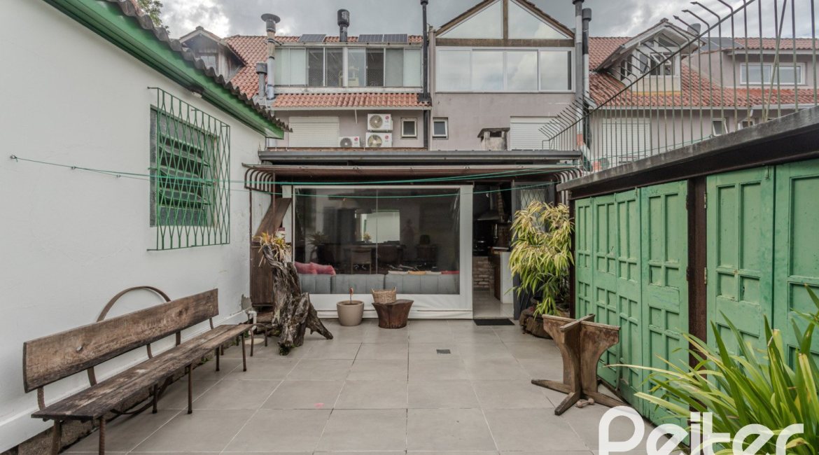 Casa à venda com 150m², 3 dormitórios, 1 suíte, 3 vagas, no bairro Vila Assunção em Porto Alegre