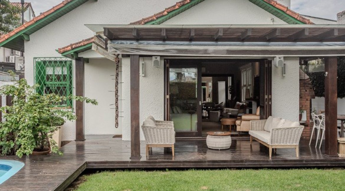 Casa à venda com 150m², 3 dormitórios, 1 suíte, 3 vagas, no bairro Vila Assunção em Porto Alegre