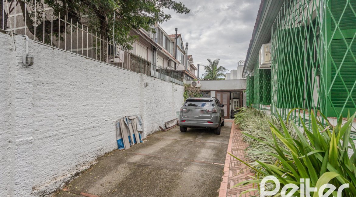 Casa à venda com 150m², 3 dormitórios, 1 suíte, 3 vagas, no bairro Vila Assunção em Porto Alegre