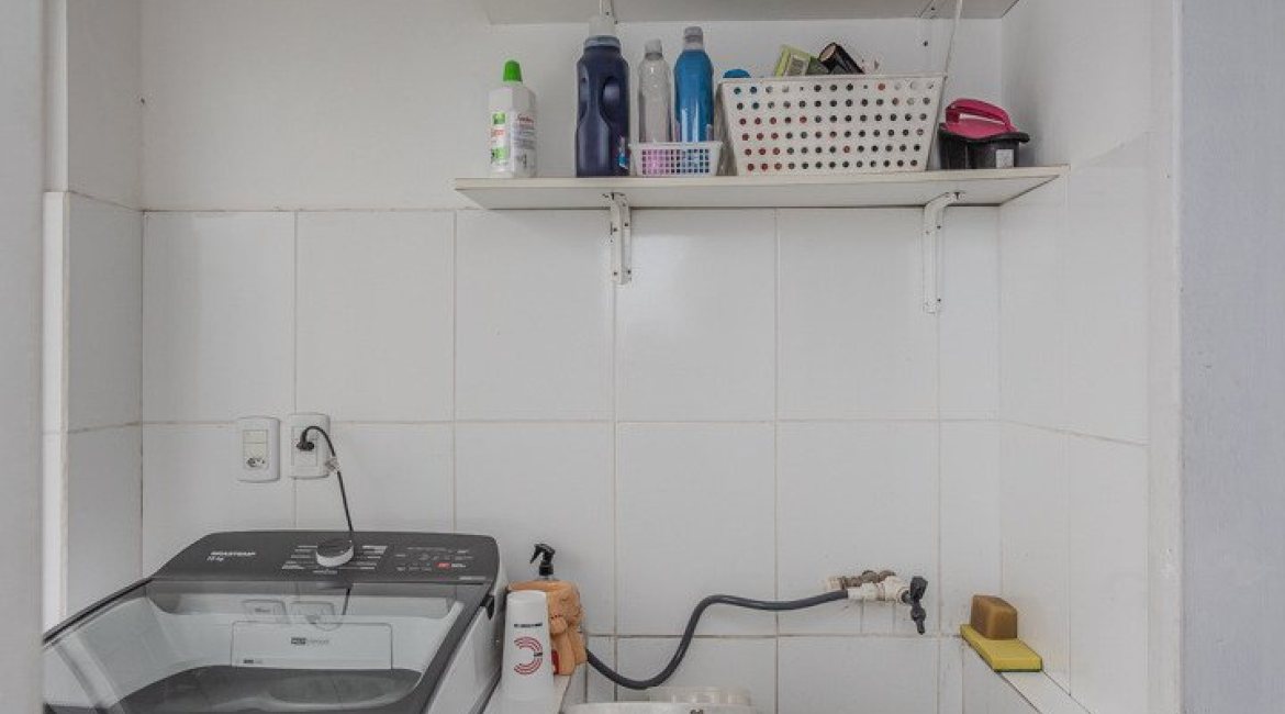 Casa à venda com 150m², 3 dormitórios, 1 suíte, 3 vagas, no bairro Vila Assunção em Porto Alegre