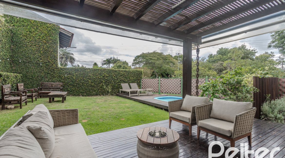 Casa à venda com 150m², 3 dormitórios, 1 suíte, 3 vagas, no bairro Vila Assunção em Porto Alegre
